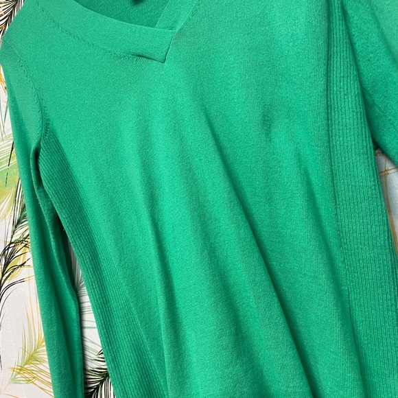 Gap Sweater in green. - Picture 3 of 6